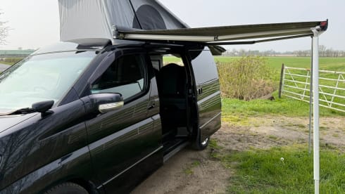 Essie the Elgrand – Camper Nissan a 4 posti letto del 2007