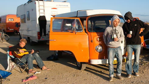 Lady Orange – Volkswagen Camperbus from 1974 (4 pers)