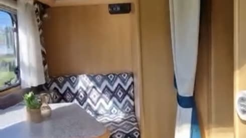 Lovely and practical Dethleffs camper for 2 to 5 people. 