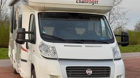 Spacious 4 person Challenger camper with queen bed