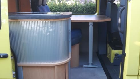2-4p adventurous Mercedes-Benz bus camper 
