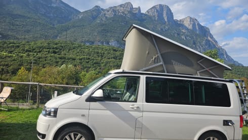 Compleet uitgerust met keuken, bustent & fietsenrek – 4p Volkswagen campervan from 2015