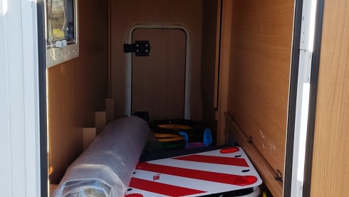 Diesel de roze schaats (kids zijn creatief 😄) – Comfortable and complete 6p alcove camper