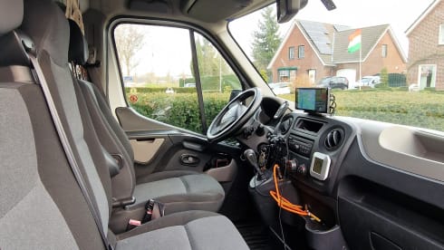 Oos Böske – Oos Böske – Buscamper 2/3 person Renault Master (2 x length bed!)