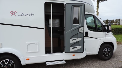 Just-Us – Luxury Dethleffs T6812 Just 90