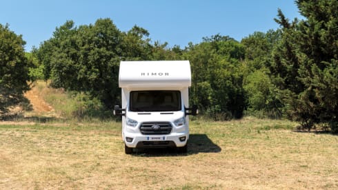 Family – Brand new 7-person alcove camper with bunk beds