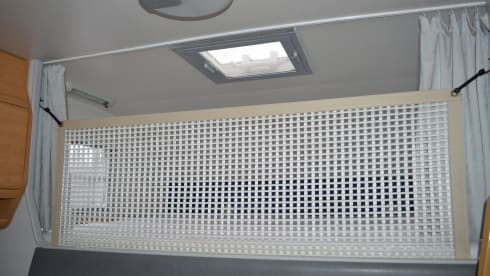 6-person family camper with AIRCO, spacious cross bed and large alcove