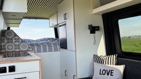 Spacious and luxurious bus camper for 2 people