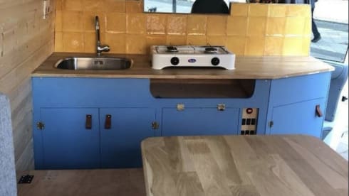 Bodhi – Comodo e spazioso Ford Transit, pronto per l'avventura.