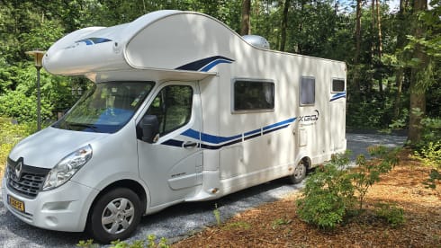 New spacious alcove camper with 7 sleeping places and air conditioning in the house.