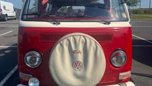 Ruby Tuesday  – Volkswagen Campervan mit 4 Schlafplätzen plus Rundzelt mit 4 Schlafplätzen 