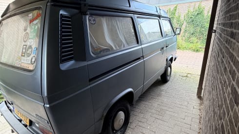 Kamper Barry – 4-person Volkswagen campervan from 1984