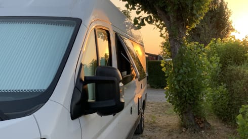 Vrijheid op wielen – Fully equipped camper with solar panel