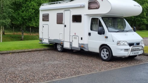 Ellie – Comfortable 4-Berth Motorhome with Large Garage for Hire