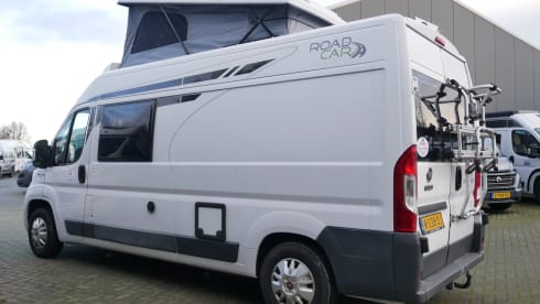 Pössl Roadcar R540, 5.40 meter bus camper, 2 sleeping - 4 seats.