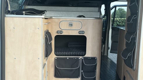 4p Ford campervan uit 2003