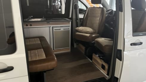 4p Volkswagen campervan uit 2017