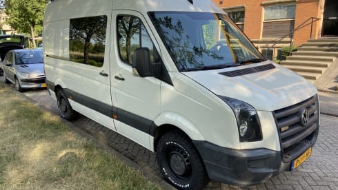 PatHFinder, the Off-Grid Volkswagen Crafter camper from Rotterdam