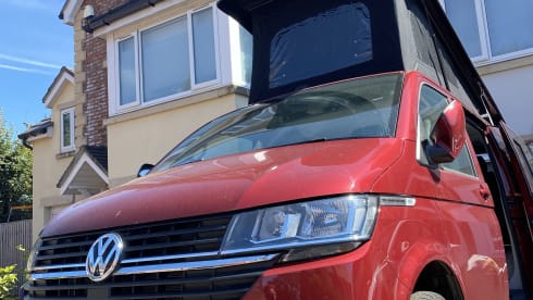 Riley – Schönes rotes Wohnmobil mit 4 Schlafplätzen zu vermieten, brandneu für den Sommer 2022