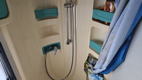 Mooie ruime camper, een trouwe bus – 4p McLouis semi-integrated uit 2003