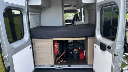Harrie – Super neat 2 person Peugeot bus from 2015 with awning