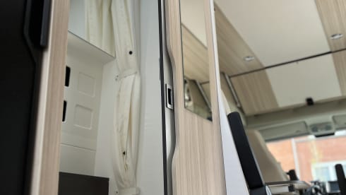 Dreamer Camp 5 – Spacious campervan for 4 to 5 people (sitting & sleeping)  