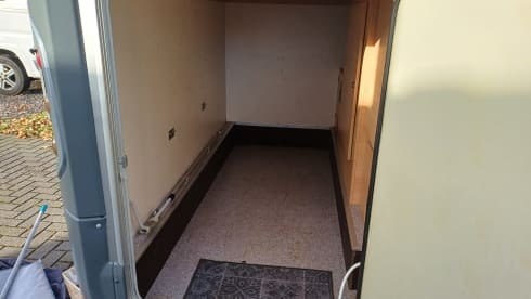  Beautiful compact Knaus camper with garage and large transverse bed!