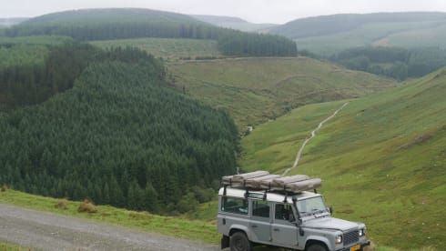 110 grijs – Land Rover Defender 110 with roof tent