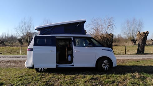 Daisy – Sustainable camping with a cute electric Volkswagen van