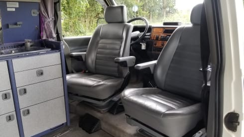 Dolly! – Go on an unforgettable road trip with this T4 Westfalia! KM-free!