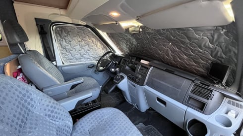 Luxurious neat family camper, 6 seats + belt, fully furnished