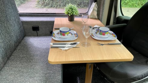 QPO "Zo wijd de wereld strekt"        " – Reliable and well-maintained bus camper.