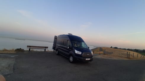 BigBlueBeast – 2-person very spacious off-grid Ford bus