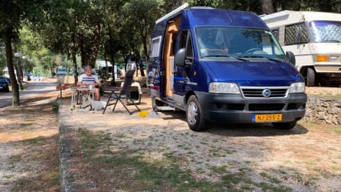 Adria twin de blauwe – Compacte 2 persoons camperbus