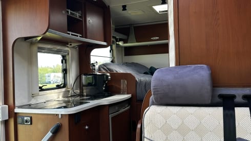 June – Super cozy and complete 2p camper! 