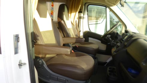 Corry – 5 person camper with electric lifting bed and length beds
