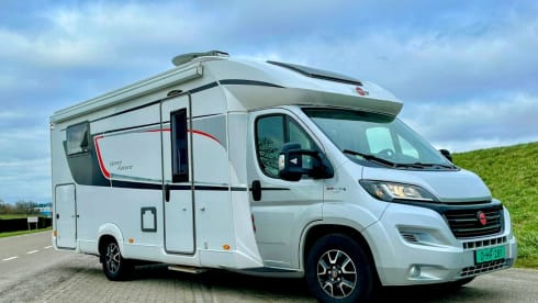 Automaat – 5p luxury camper with separate bed & electric lifting bed