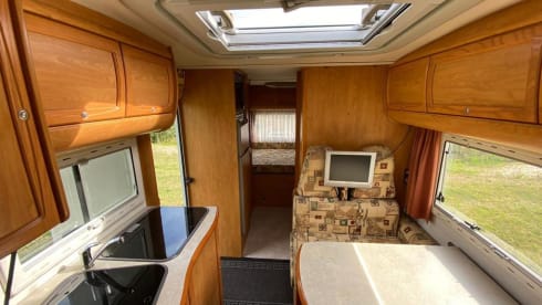 Very neat, luxurious and complete Chausson Allegro 68 with 4 sleeping places.