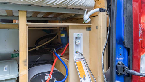 Ollie – Comfortable, attractive 2 person bus camper