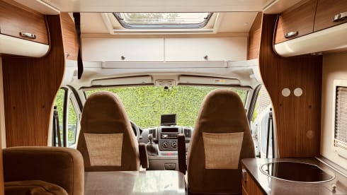 4p Adria Matrix hef- en lengtebedden – Luxurious, fresh camper with plenty of space!