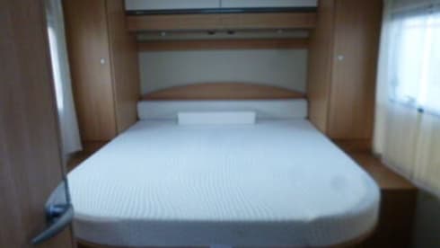 Reneetje – Sunlight T69l with Queen bed and pull-down bed