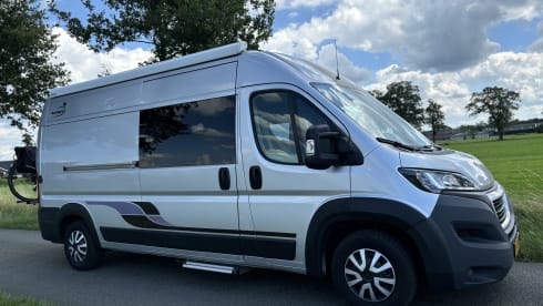 Harrie – Super neat 2 person Peugeot bus from 2015 with awning