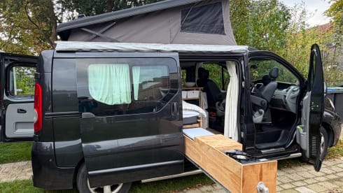 4p Renault campervan uit 2012