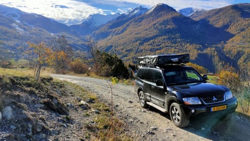 4x4 Mitsubishi Pajero with large roof tent