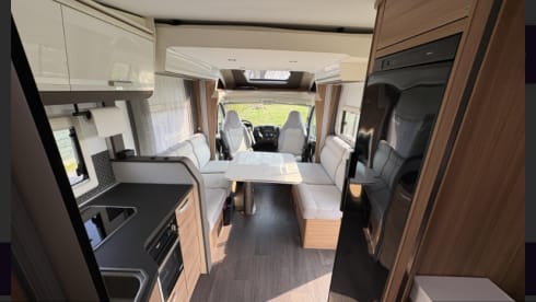 Ruimtewonder – Spacious 4p Adria Mobil semi-integrated from 2020