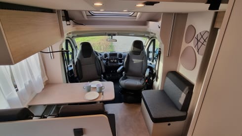 2026 NIEUW! – 🚐 LMC Spacious semi-integrated for 3 people
