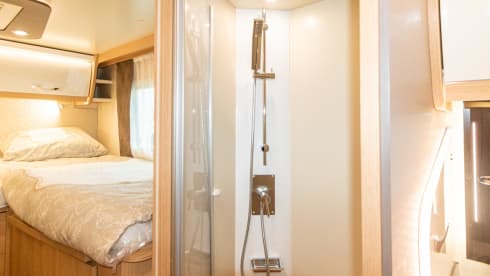 McLouis 2 Automaat – Premium Freedom! Modern Italian camper with single beds 