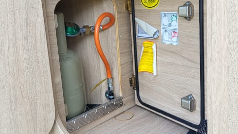 Buszz – Hymer RIo '14, 4 seater/2 bedroom. Compact, surprisingly spacious