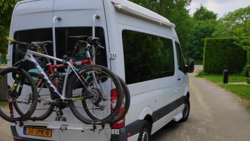 Co-Camper – Mercedes-Benz sprinter with wooden interior