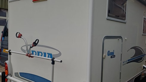 Mooie Adria camper; enkele bedden, airco en grote garage